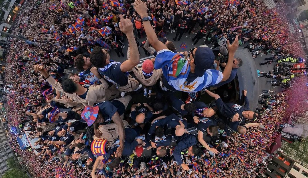 Equipes feminina e masculina do Barcelona comemoram títulos com 80 mil pessoas nas ruas da cidade catalã