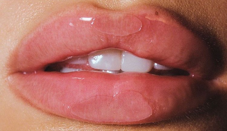 Conheça a técnica de hidratação dos lábios perfeita para o inverno