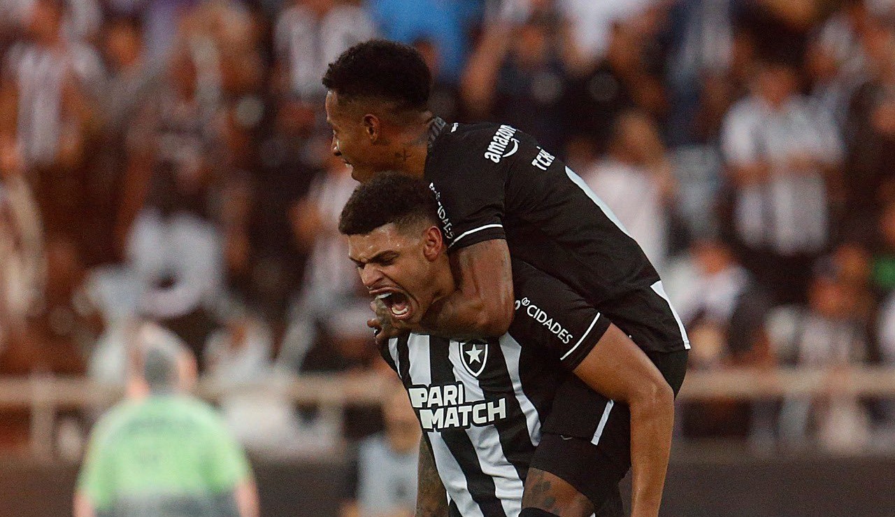 Botafogo vence clássico contra o Vasco e segue isolado na liderança do Brasileirão 