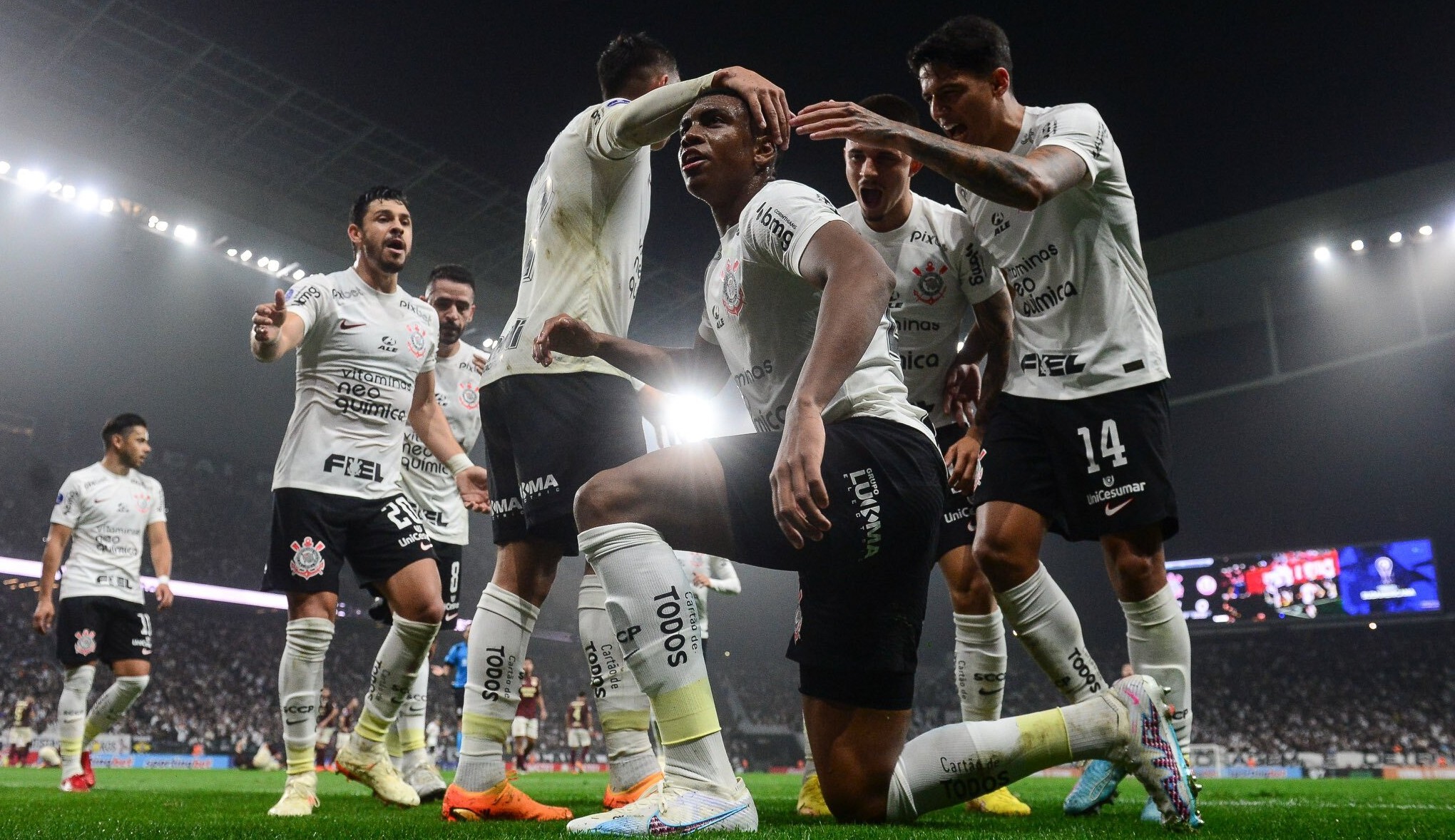 Corinthians supera Universitário e abre vantagem nos playoffs da Sul-Americana