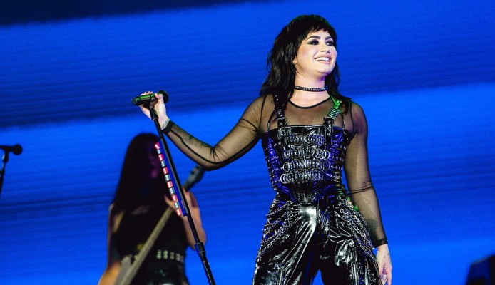 Demi Lovato anuncia coletânea de hits em versão rock e lança Sorry Not Sorry