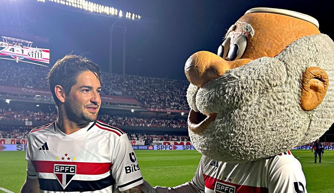 Alexandre Pato volta a marcar pelo São Paulo e na comemoração colocou a cabeça do mascote do clube