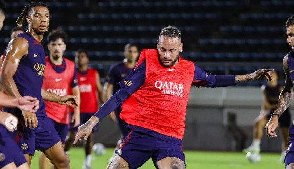 Após lesão, Neymar volta a treinar no Japão 