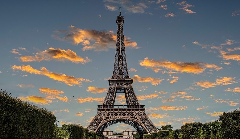 Turista denuncia estupro coletivo perto da Torre Eiffel