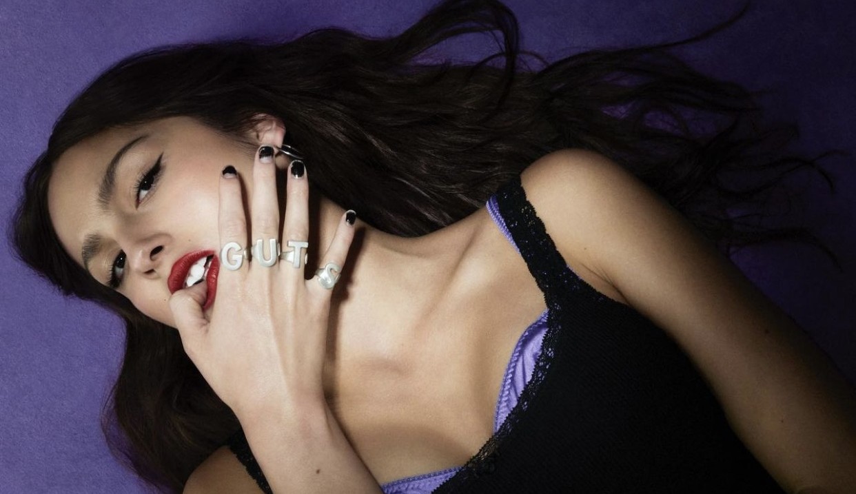 Olivia Rodrigo divulga tracklist de “GUTS”, seu segundo álbum