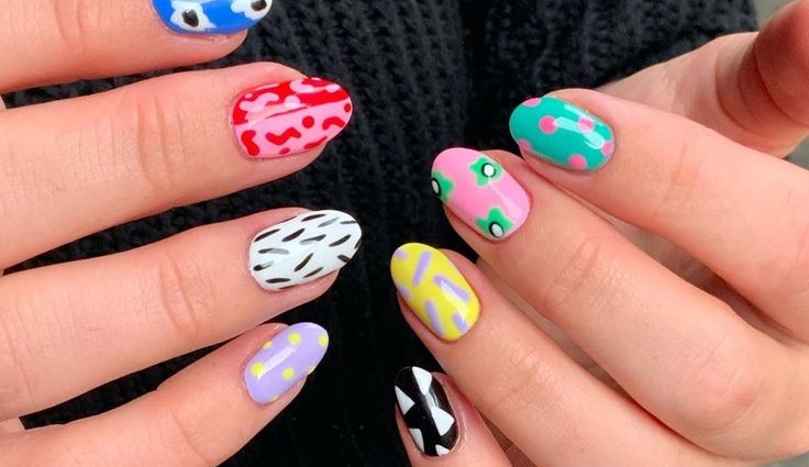 Nail art descombinada: a tendência que está colorindo as unhas das fashionistas