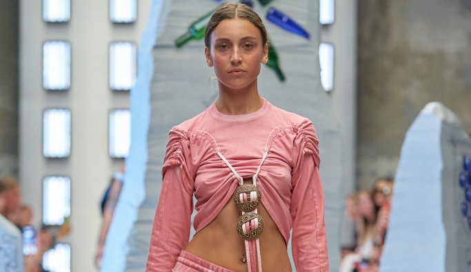 Copenhagen Fashion Week: cor rosa ganha destaque nas passarelas da semana de moda