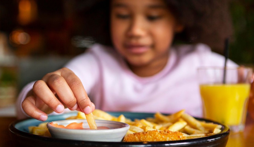 Colesterol alto na infância: pediatra dá dicas sobre como lidar