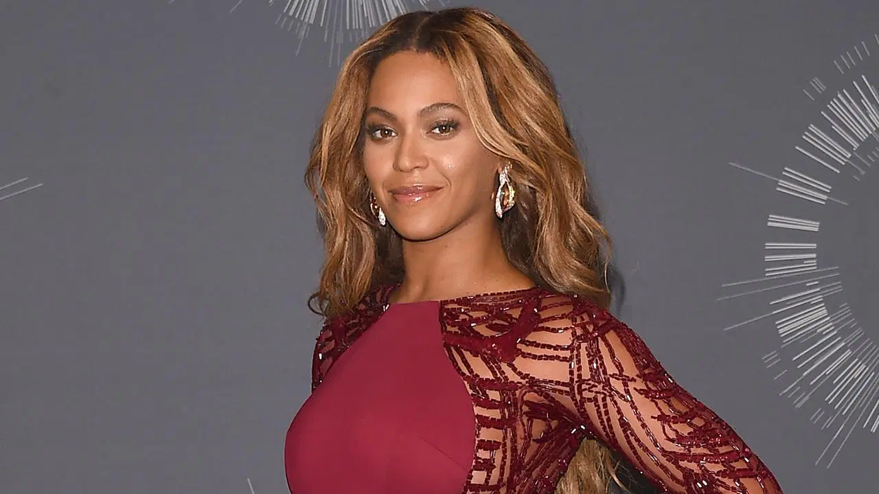 Beyoncé completa 42 anos e usa look icônico em sua turnê 