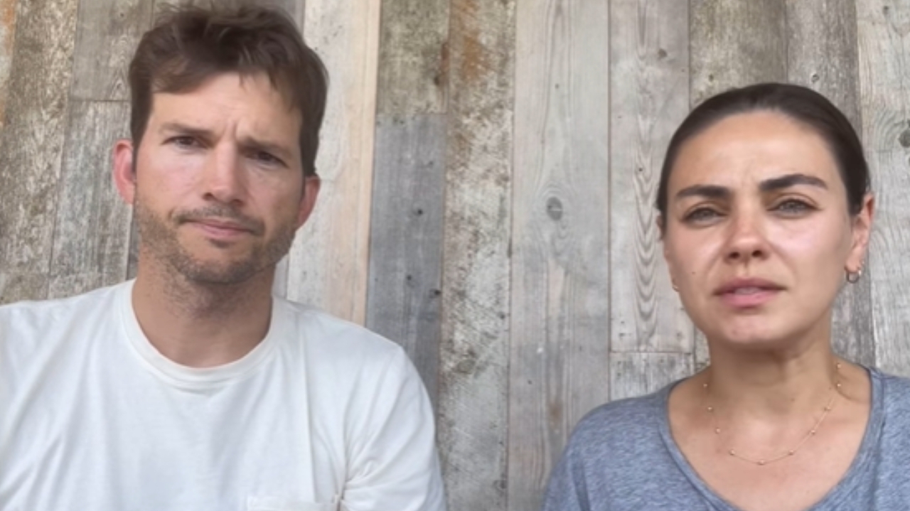 Ashton Kutcher e Mila Kunis se retratam por apoio a ex-colega