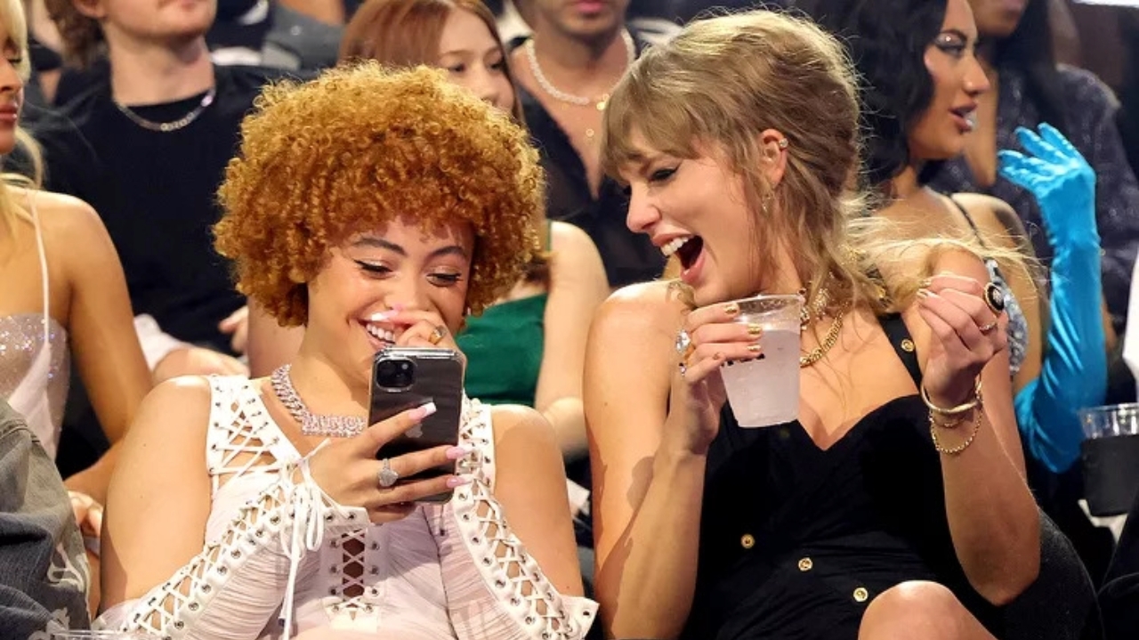 Taylor Swift viraliza ao assistir o VMA de jeito inusitado