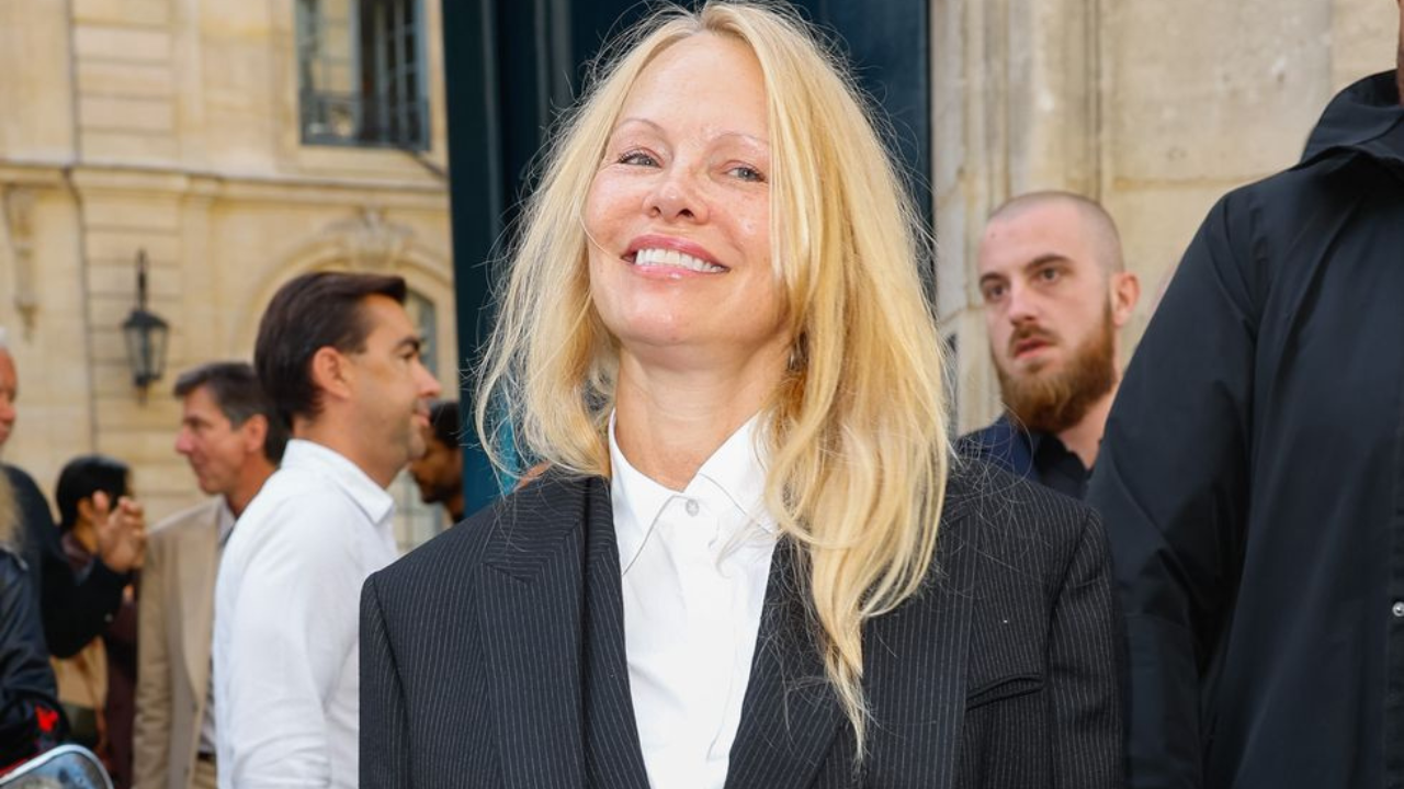 Pamela Anderson prestigia desfile de marca pertencente às irmãs Olsen