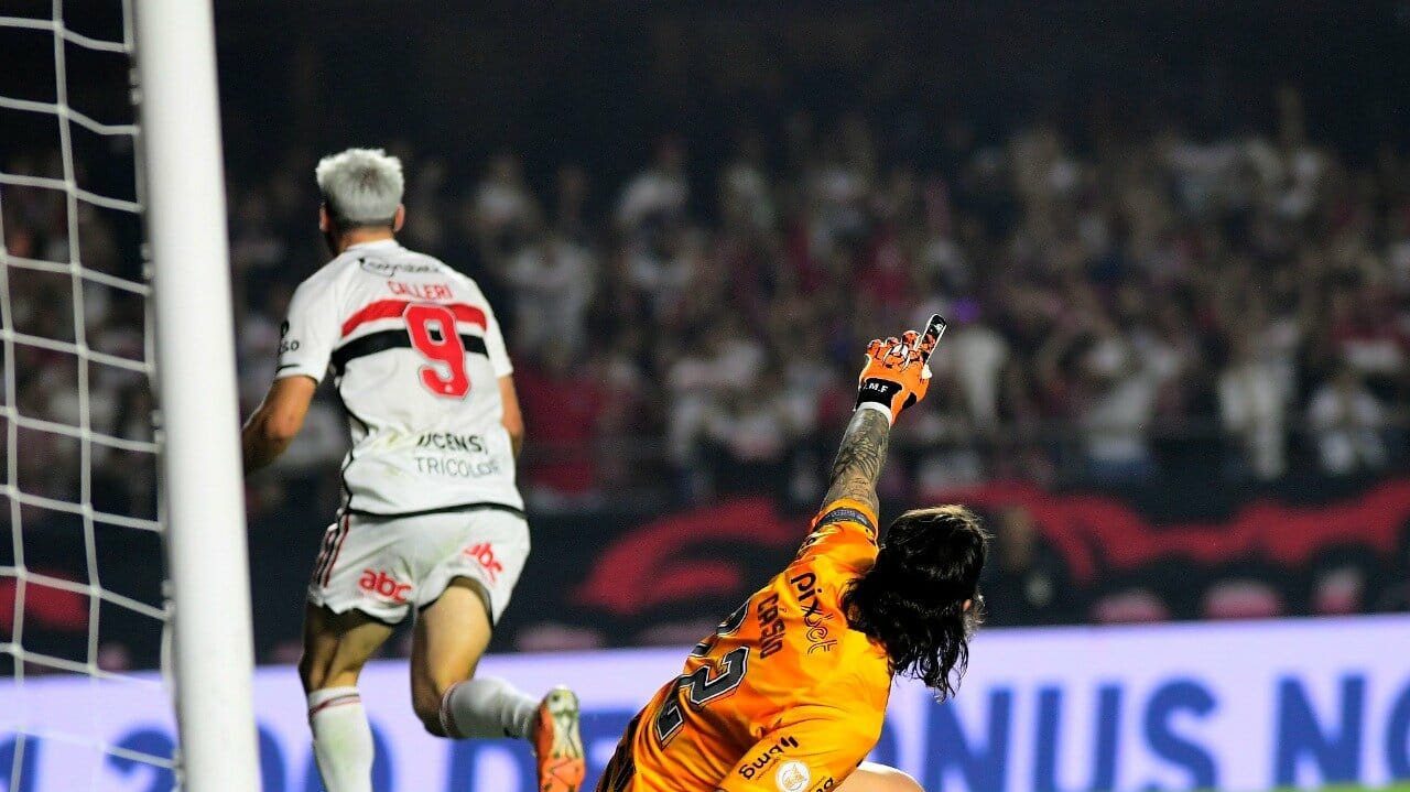 São Paulo vence Corinthians, de virada, no Morumbi e respira na tabela