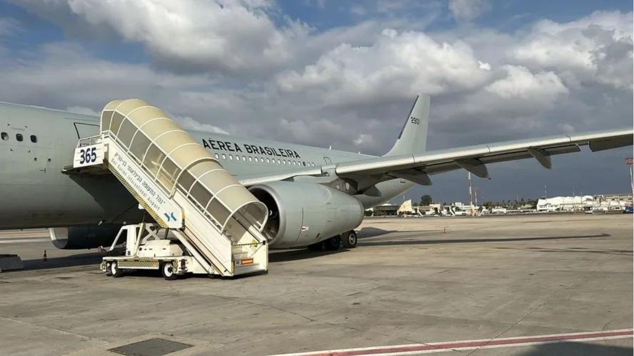 Primeiro voo da FAB decola de Israel com brasileiros resgatados