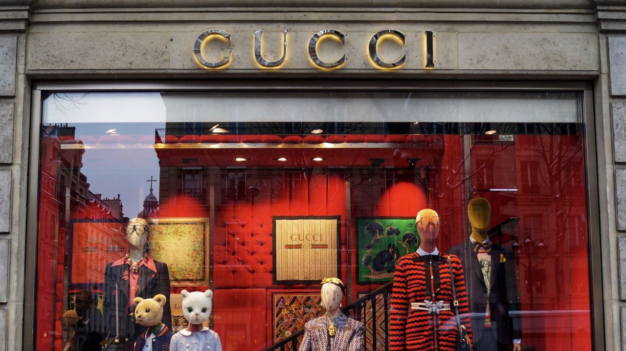 Gucci e Louis Vuitton são as marcas de luxo mais pesquisadas em 2023