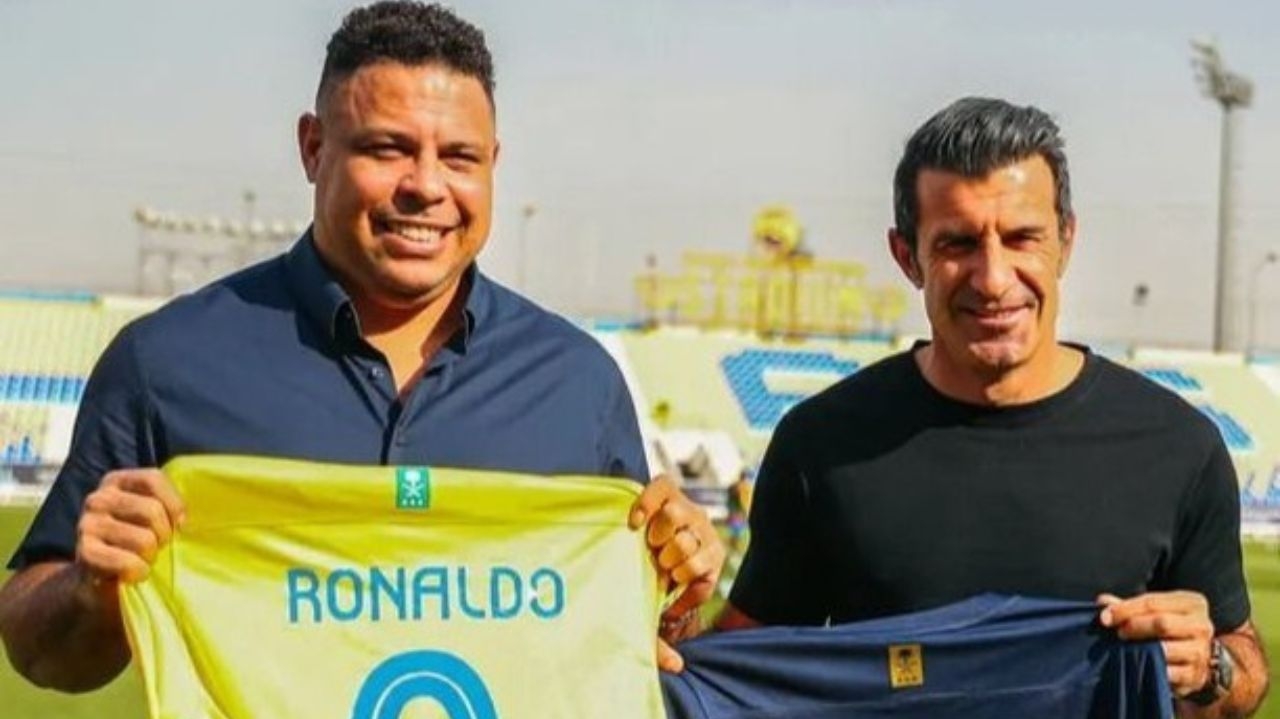 Ronaldo Fenômeno recebe camisa especial em visita ao Al Nassr