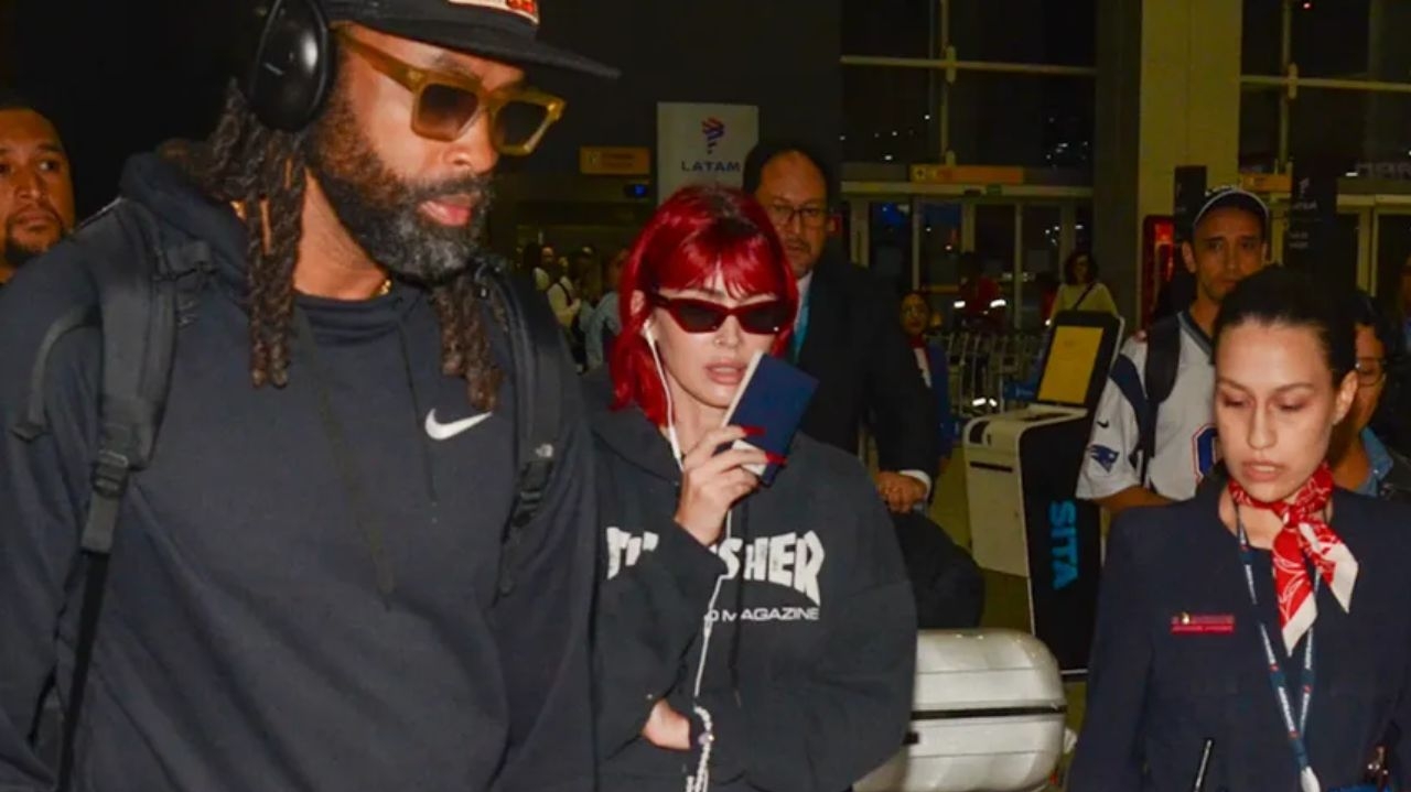 Megan Fox e Machine Gun Kelly embarcam separados em São Paulo
