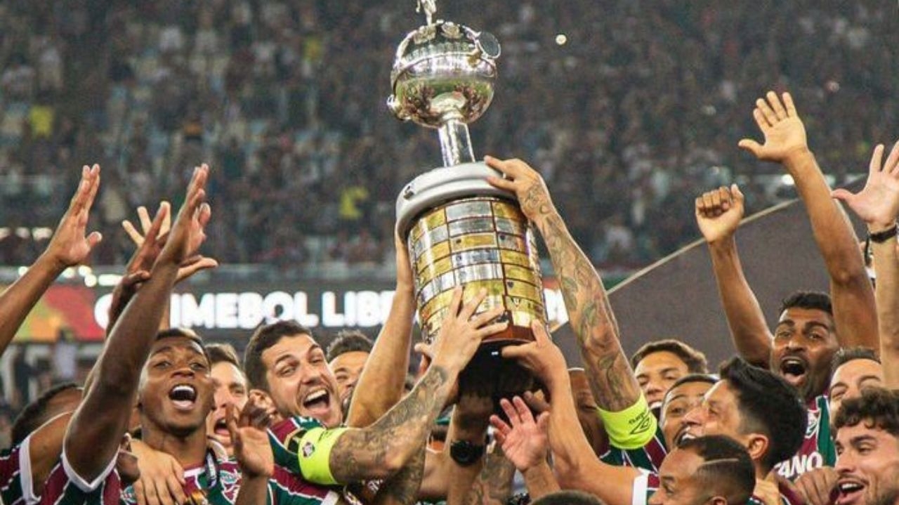 Jogadores do Fluminense viram noite celebrando título da Libertadores