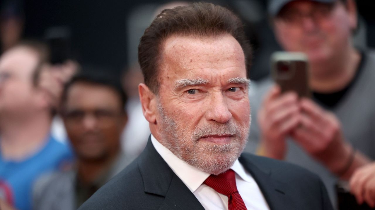 Schwarzenegger é flagrado beijando loira misteriosa