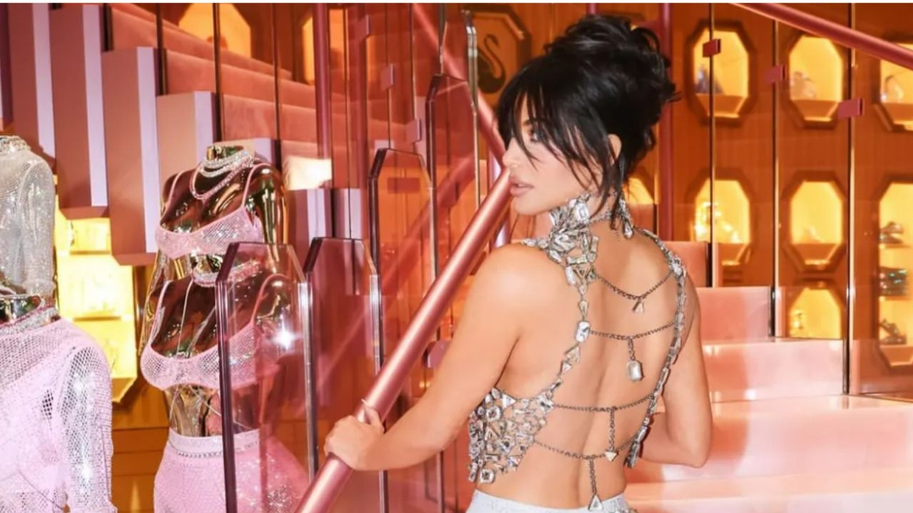 Kim Kardashian usa look de cristal na inauguração da loja Swarovski 