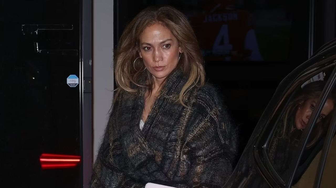 Jennifer Lopez usa bracelete de ouro de R$ 170 mil em Los Angeles