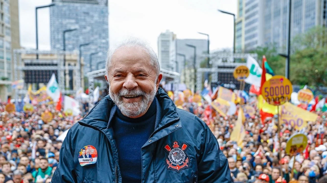 Lula ganha camisa autografada por Cássio do presidente do Corinthians