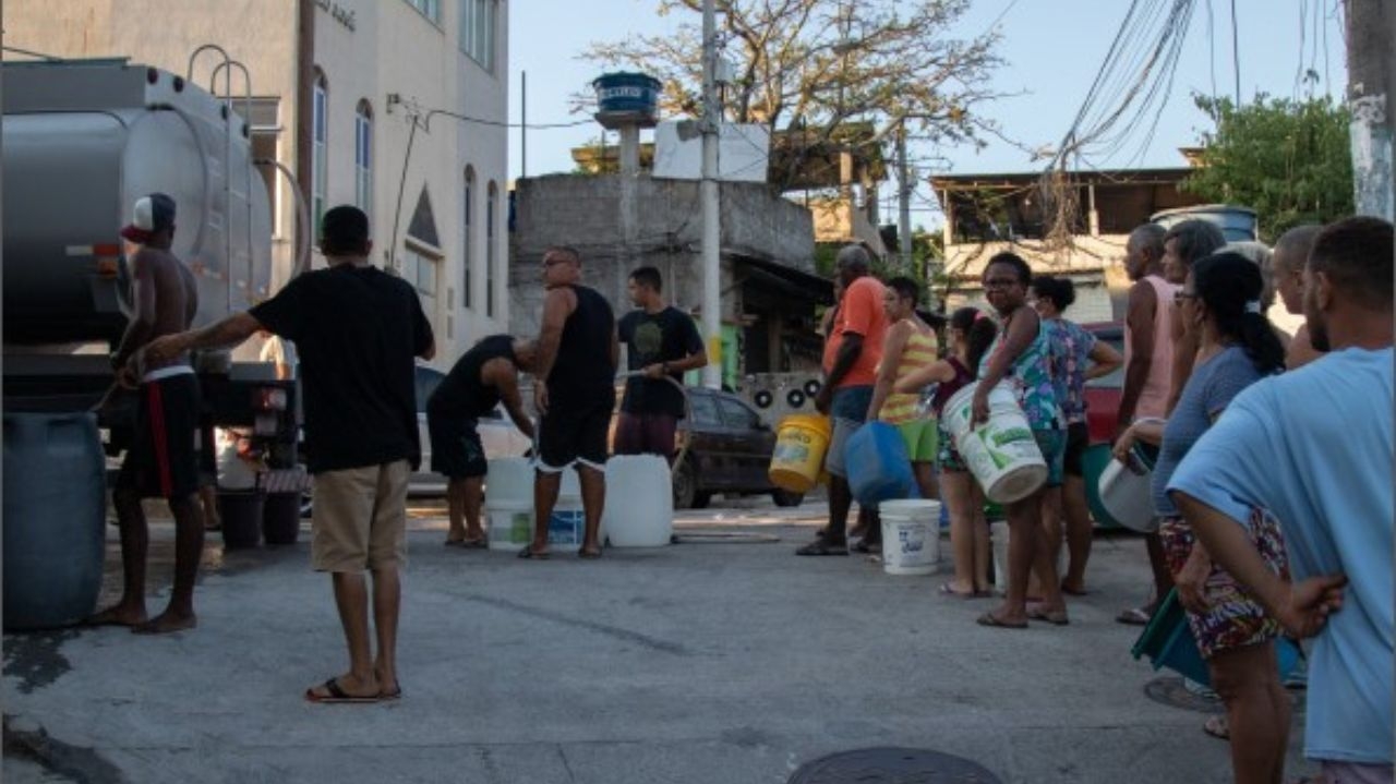 17% dos moradores de favelas no RJ ficam sem água e luz semanalmente