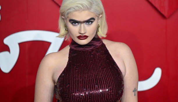 Fashion Awards: sobrancelhas ganham visibilidade no look das artistas
