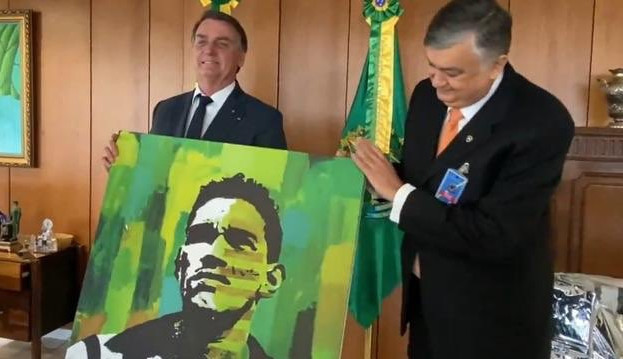 Bolsonaro valida lei para regularização de times de futebol em empresas