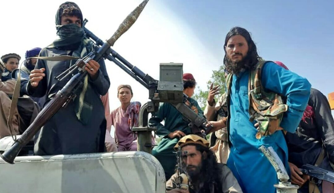 Pânico nas ruas de Cabul: Talibãs assumem o poder no Afeganistão