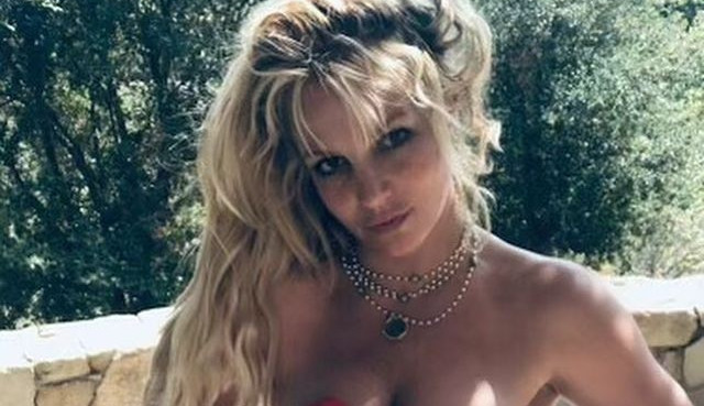 Britney Spears faz topless e avisa: 'Não coloquei silicone nem estou grávida'