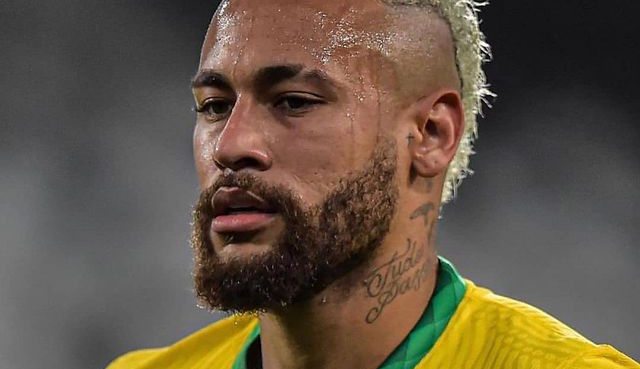 Após meme, Neymar mostra o tanquinho: ''Gordinho bom de bola''