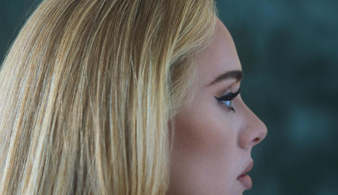 Adele anuncia o lançamento de seu novo álbum de estúdio para o dia 19 de novembro