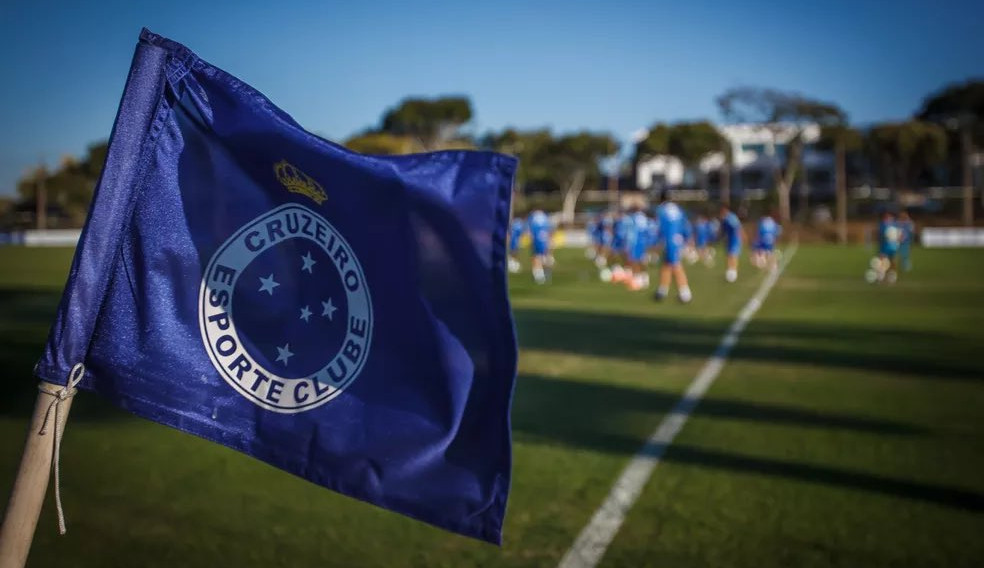 Salários atrasados geram insatisfações no Cruzeiro e jogadores cogitam greve.