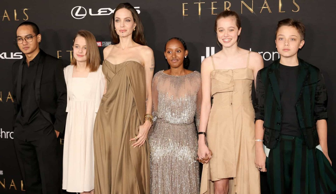 Zahara Jolie Pitt usa mesmo vestido que a mãe, Angelina Jolie no Oscar de 2014 em evento nos Estados Unidos