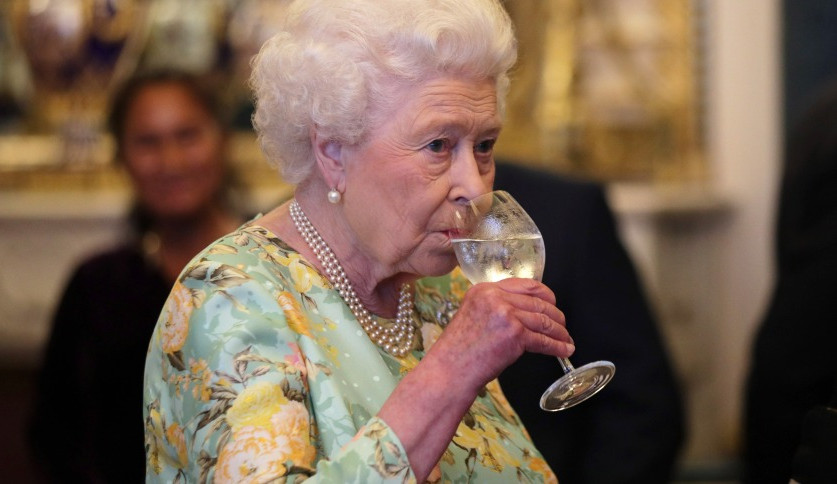  Rainha Elizabeth II é recomendada a parar de beber álcool por médicos 