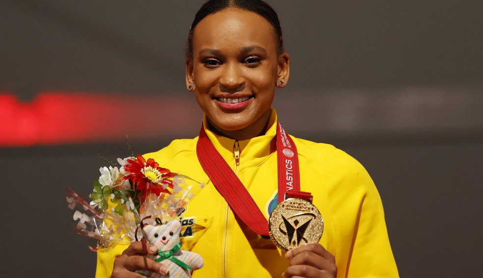 Rebeca Andrade é campeã mundial de salto e medalhista inédita nas barras