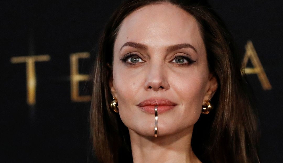Angelina Jolie exibe joia facial na premiére de 'Eternos'