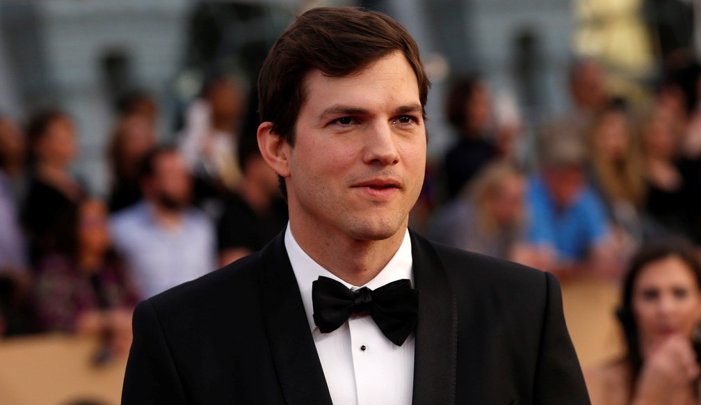 Ashton Kutcher foi internado duas vezes ao seguir dieta de Steve Jobs, para o filme ‘Jobs’