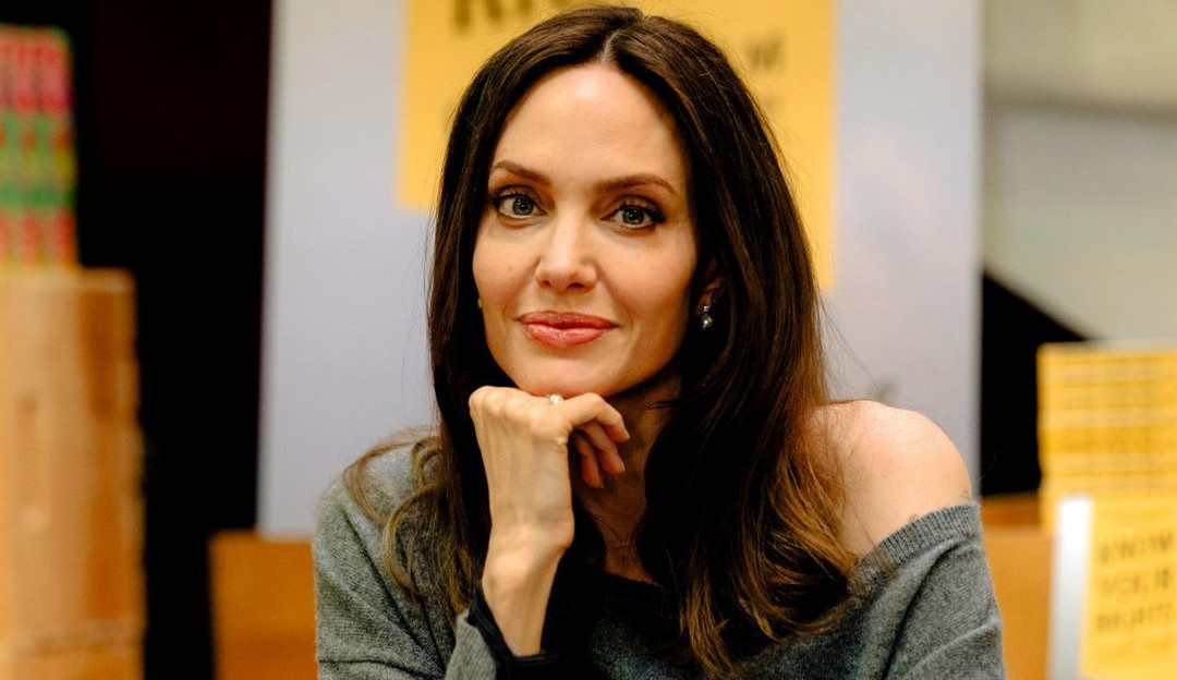 'Tem que levar muito a sério', diz Angelina Jolie sobre trabalho com armas após acidente de Alec Baldwin