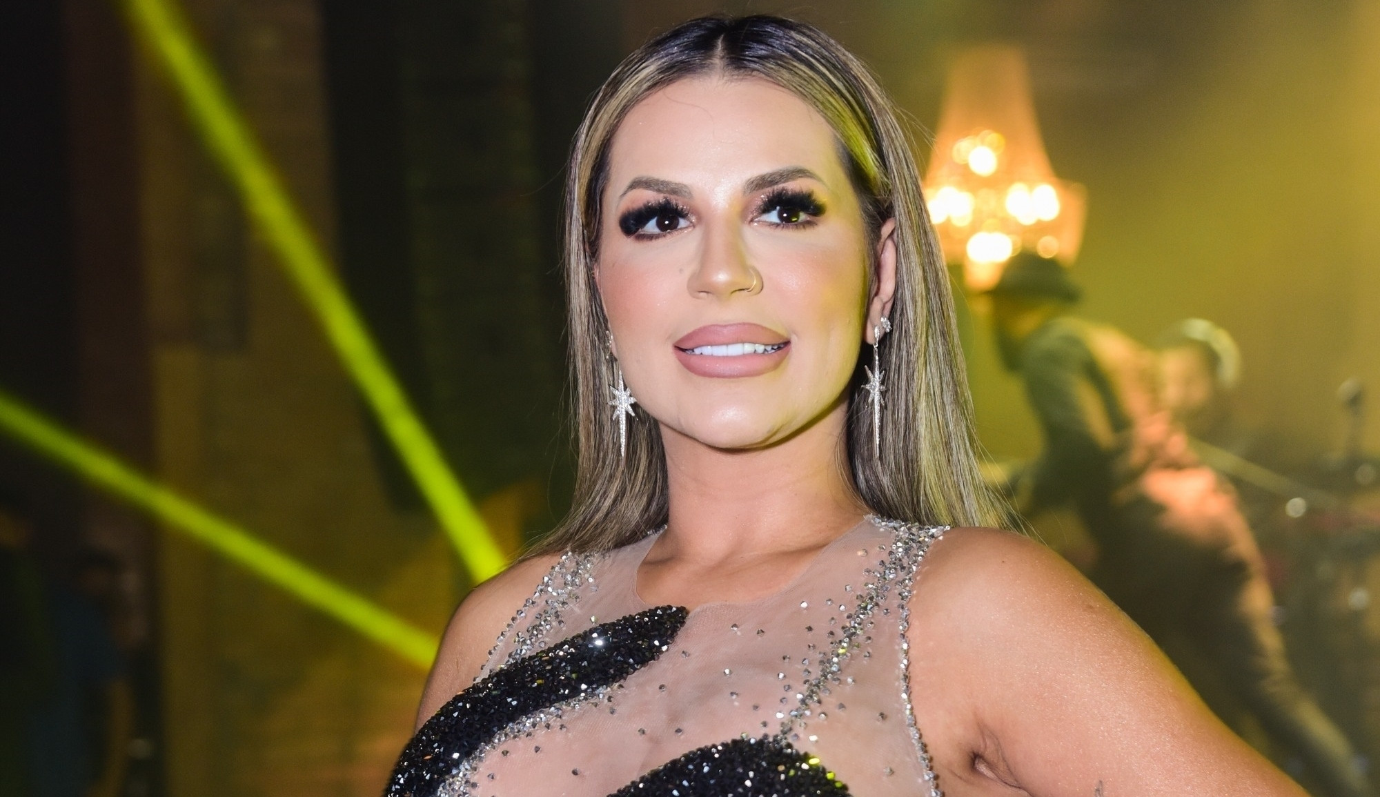 Deolane Bezerra ostenta joias no valor de R$ 4,5 milhões para sua festa