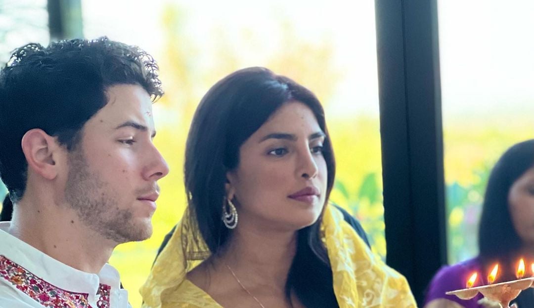 Priyanka Chopra e Nick Jonas participam de cerimônia hindu
