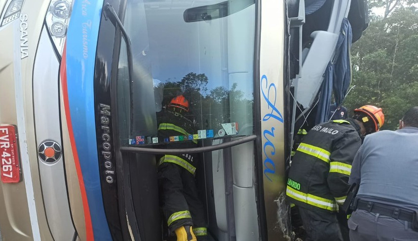 Acidente com ônibus de turismo na rodovia Oswaldo Cruz deixa mortos e feridos