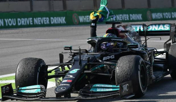Lewis Hamilton tem grande atuação e vence em Interlagos