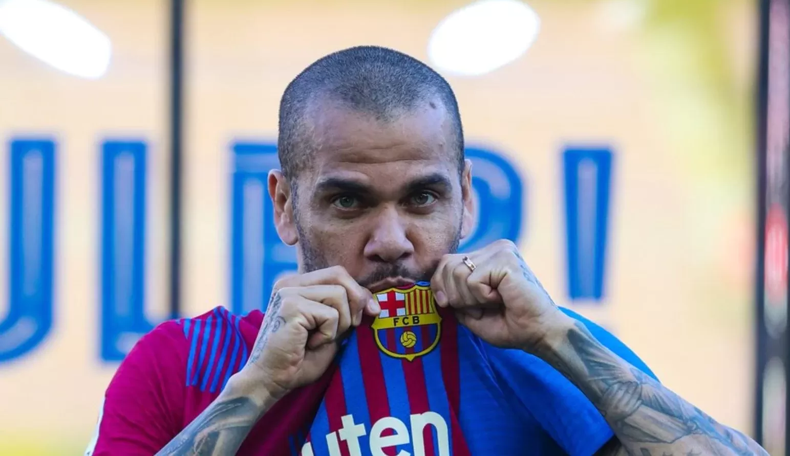 Daniel Alves retorna ao Barcelona e declara: 'Estou mais maduro'
