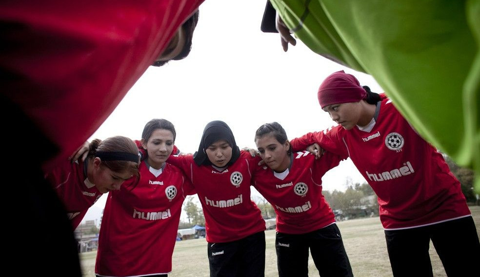 Jogadoras de futebol afegãs foram levadas para Inglaterra com ajuda de Kim Kardashian 
