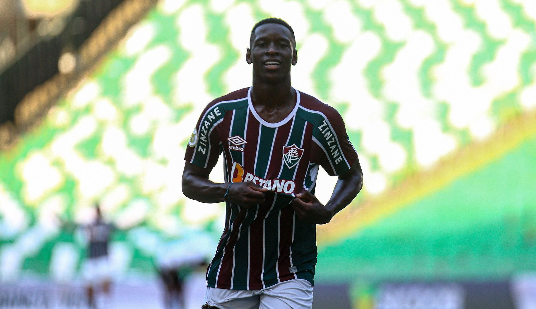 Luiz Henrique do Fluminense se emociona após 1º gol com a presença de público