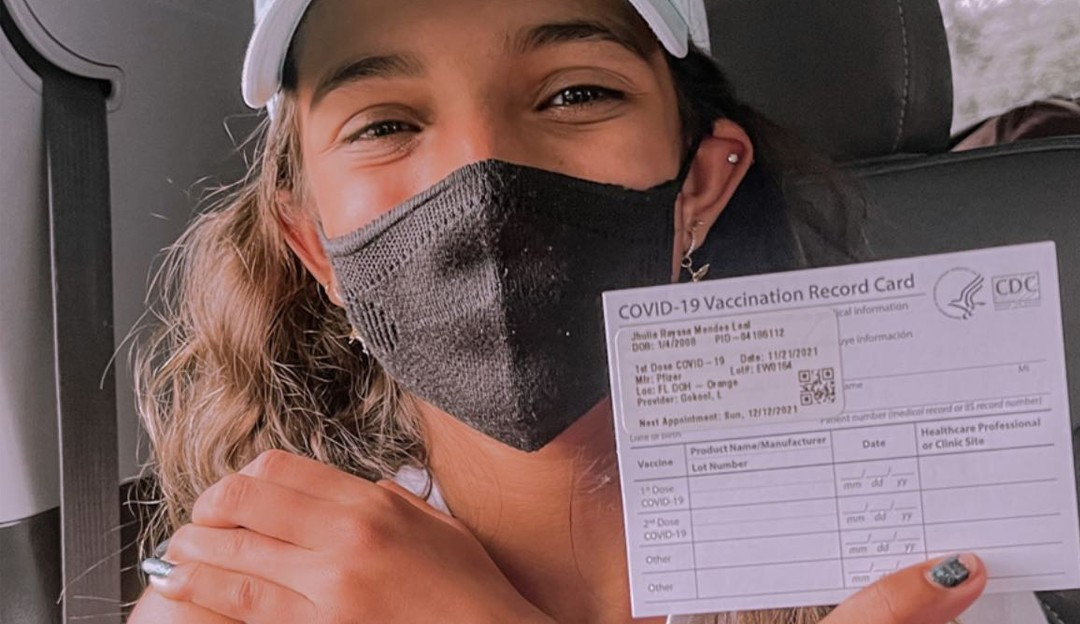 Rayssa Leal se vacina contra a Covid-19 e comemora: “Meu momento”