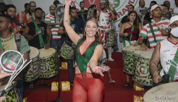 Paolla Oliveira encanta fãs com seu look em ensaio da Grande Rio