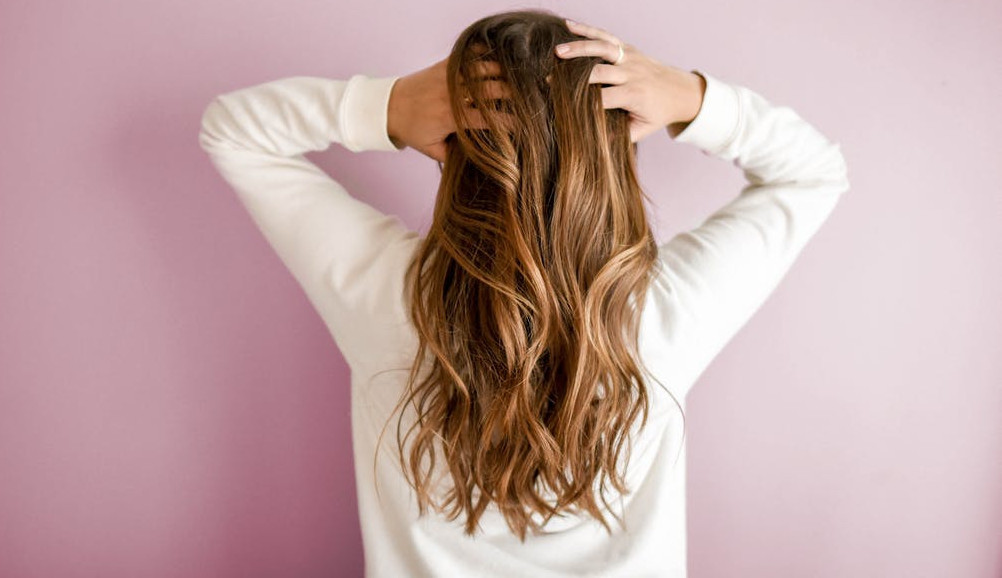 Frizz no cabelo: entenda o que causa o frizz e como tratar e prevenir 